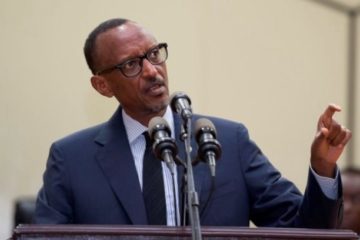 “Umuntu yakwibwira ko ubwo murangije amasomo ubuzima bugiye koroha. Ntabwo ari byo! – Perezida Kagame