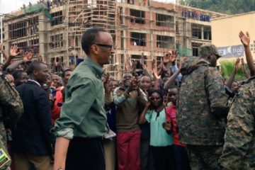 Perezida Kagame yasabye Ingabo na Polisi guhora ziri maso