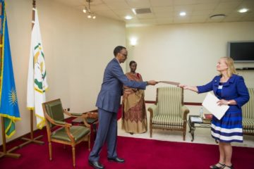 Village Urugwiro : Perezida Kagame yakiriye ba Ambasaderi batandatu bashya