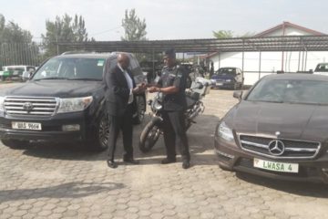 Polisi y’u Rwanda yasubije Ambasaderi wa Uganda imodoka ebyiri na moto imwe byibwe