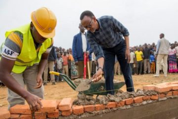 Umuganda: Kagame yakebuye amwe mu mashuri yaranduye ibyatsi mu mbuga abana bakiniramo