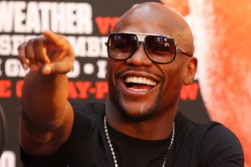 Floyd Mayweather yatewe n’ Abajura baramucucura yibereye mu kabyiniro n’ Abakobwa