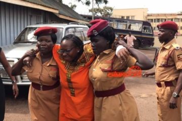 Uganda: Dr Stella Nyanzi ufunze yaje mu rukiko atwawe mu maboko nyuma yo kwitura hasi