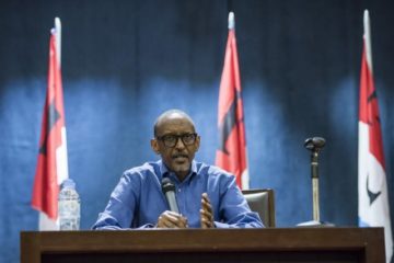 Perezida Paul Kagame  yakomoje ku gitero cyagabwe  mu Karere ka Rusizi