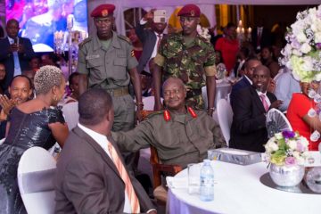 Museveni yishimiye kuburyo bukomeye Charly na Nina arabaramutsa mu bukwe abaha na envelope