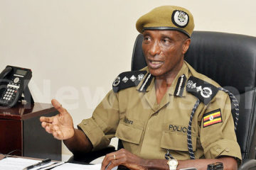 Ubutegetsi muri Uganda burashaka kwigizayo umukuru wa Polisi bwitwaje u Rwanda