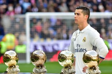 Cristiano Ronaldo yegukanye ‘Ballon d’Or’ ya gatanu anganya amateka na Messi (Amafoto)