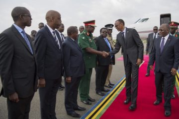 Perezida Kagame na Magufuli bemeranyije gutangira iyubakwa ry’umuhanda wa gari ya moshi [ Isaka-Kigali ]