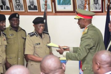 Gen. Kayihura yasubijemo umwambaro wa gisirikare, harakurikiraho iki ?