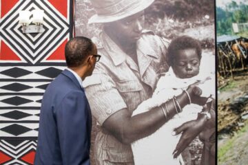 Amateka akomeye y’umusirikare w’umugore wafotowe ateruye umwana mu kubohora igihugu