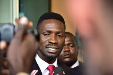Bobi Wine agiye kuburanishwa n’urukiko rwa gisirikare nyuma yo gufatanwa imbunda