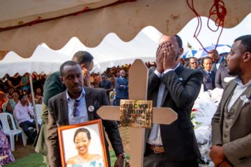 Byari Amarira n’agahinda mu gushyingura Sabine witabye Imana hashize amezi 7 arushinganye na EV Caleb -AMAFOTO