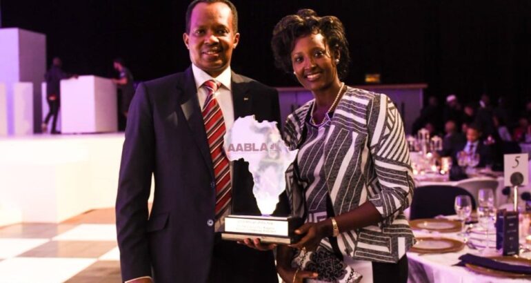 Perezida Kagame  aherutse guhabwa igihembo cy’umunyafurika w’umwaka wateje imbere ubukungu kuri uyu mugabane