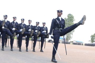 Perezida Kagame yazamuye mu ntera abapolisi 4385