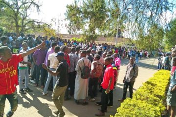 Abanyeshuli ba Kenyatta University bavugirije induru Museveni banatwika ibendera rya Uganda ubwo yasuraga kaminuza yabo