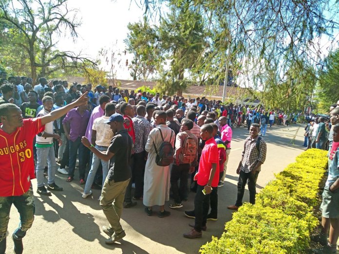 Abanyeshuli ba Kenyatta University bavugirije induru Museveni banatwika ibendera rya Uganda ubwo yasuraga kaminuza yabo