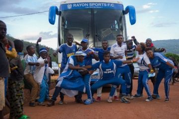 Imodoka ya Rayon Sports yabaye iciro ry’umugani yagaruwe mu muhanda igeze mu Nzove yakiranywa amashyi n’impundu Imodoka ya Rayon Sports yabaye iciro ry’umugani yagaruwe mu muhanda igeze mu Nzove yakiranywa amashyi n’impundu