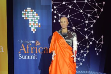 Robot yitwa Sophia yavuze Ikinyarwanda i Kigali aho yitabiriye ‘Transform Africa’Abantu baratangara