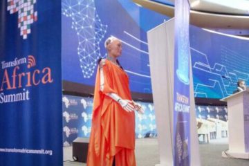 Robot yiswe Sophia yizihiwe no kwambara umukenkero i Kigali