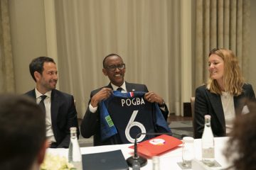 Perezida Kagame yahawe umwambaro wa Paul Pogba