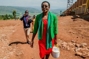 “Ntimuzane Abatutsi kuko simbakunda, mwibande mu bahutu cyane cyane abahoze mu ngabo.” -Ingabire Victoire