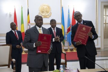 Amasezerano ya Luanda azerekana isura nyayo ya Museveni, hashize imyaka 34 ashyize umukono ku masezerano yise “amasezerano y’urwenya” Amasezerano ya Luanda azerekana isura nyayo ya Museveni, hashize imyaka 34 ashyize umukono ku masezerano yise “amasezerano y’urwenya”