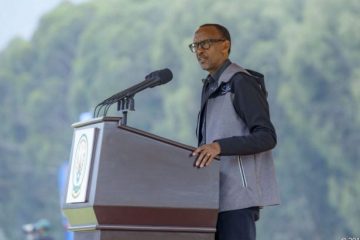 Perezida Kagame yasabye abaturiye Pariki y’Ibirunga kurushaho kuyifata neza