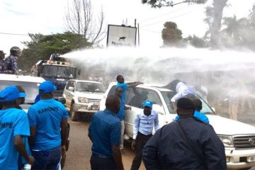 Bobi Wine yamaganye ibikorwa by’ubugome ndengakamere Polisi ya Uganda yakoreye Kizza Besigye Bobi Wine yamaganye ibikorwa by’ubugome ndengakamere Polisi ya Uganda yakoreye Kizza Besigye