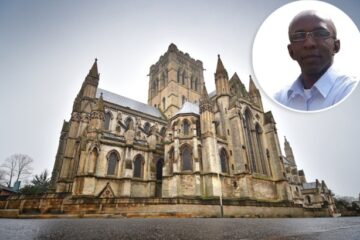 René Mugenzi yakatiwe igifungo cy’imyaka ibiri azira kwiba amaturo ya Kiliziya, ibi bibaye nyuma yuko we na Ally Yussuf Mugenzi wa BBC bacucuye impunzi ngo barabashakira ibyangombwa