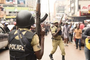 Bamwe mu bapolisi ba Uganda mu myigaragambyo yo kwinubira umushahara muto kandi utazira igihe.