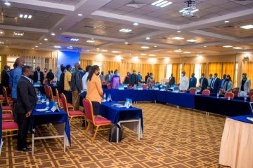 Abanyamuryango ba komite Olempiki y’u Rwanda bemeje ko komite nyobozi ikomeza kuyobora kugeza mu Kwakira 2021 ubwo imikino Olempiki izaba irangiye Abanyamuryango ba komite Olempiki y’u Rwanda bemeje ko komite nyobozi ikomeza kuyobora kugeza mu Kwakira 2021 ubwo imikino Olempiki izaba irangiye