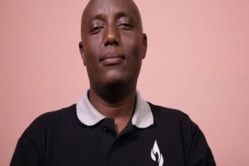 Bifashishije indirimbo, Eric Senderi afatanyije n’urubyiruko rwa ‘Kwacu Family’ bashimiye ingabo z’Inkotanyi kubwo kurokora abatutsi bakorewe Jenoside muri Mata 1994.