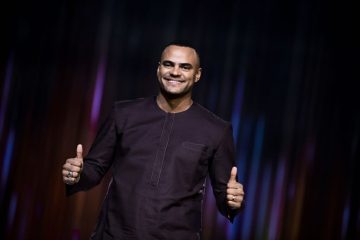 Mahombi wamamaye mu ndirimbo “Coconut Tree” ari mu Rwanda aho aje kwitabira imikino y’irushanwa rya Basketball Africa League BAL.