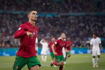 Cristiano yongeye kwandika amateka mu mikino ya Euro ubwo yafashaga Portugal kugera muri 1/8, uko amakipe azahura. Cristiano yongeye kwandika amateka mu mikino ya Euro ubwo yafashaga Portugal kugera muri 1/8, uko amakipe azahura.