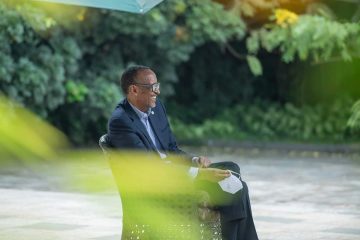 Perezida Paul Kagame yakiriye abakanyujijeho mu ikipe ya Arsenal Robert Pires na Ray Parlour basozaga uruzinduko rwabo mu Rwanda