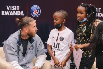 Ku munsi wa nyuma w’uruzinduko rw’abakinnyi ba PSG mu Rwanda, bahuye n’abana babarizwa mu irerero iyi kipe yashinze i Huye