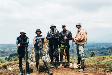 Amafoto – Sir Lewis Hamilton uzwi mu gusiganwa ku mamodoka arishimira ibihe byiza yagiriye mu Rwanda ubwo yasuraga Ingagi