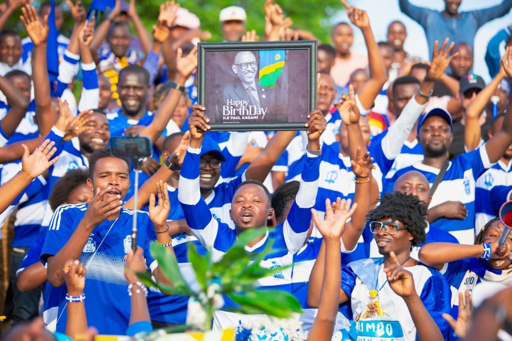 Mu mukino w’umunsi wa 6 wa shampiyona Rayon Sports yatsinzemo Espoir FC 3-0, abakunzi ba Gikundiro bifurije isabukuru nziza Perezida Paul Kagame