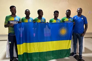 Perezida wa FERWACY, Murenzi Abdallah yahaye ibendera abakinnyi bagiye guhagararira u Rwanda muri Tour du Cameroon 2023