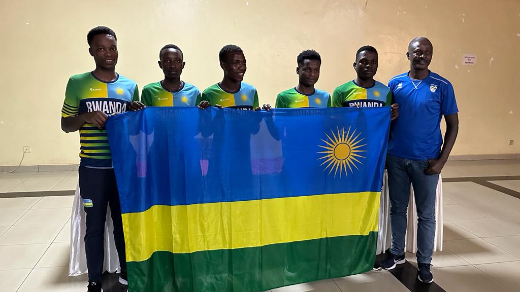 Perezida wa FERWACY, Murenzi Abdallah yahaye ibendera abakinnyi bagiye guhagararira u Rwanda muri Tour du Cameroon 2023