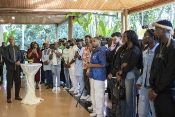 Amafoto – Perezida Paul Kagame yakiriye bamwe mu byamamare byitabiriye Trace Awards yabereye i Kigali