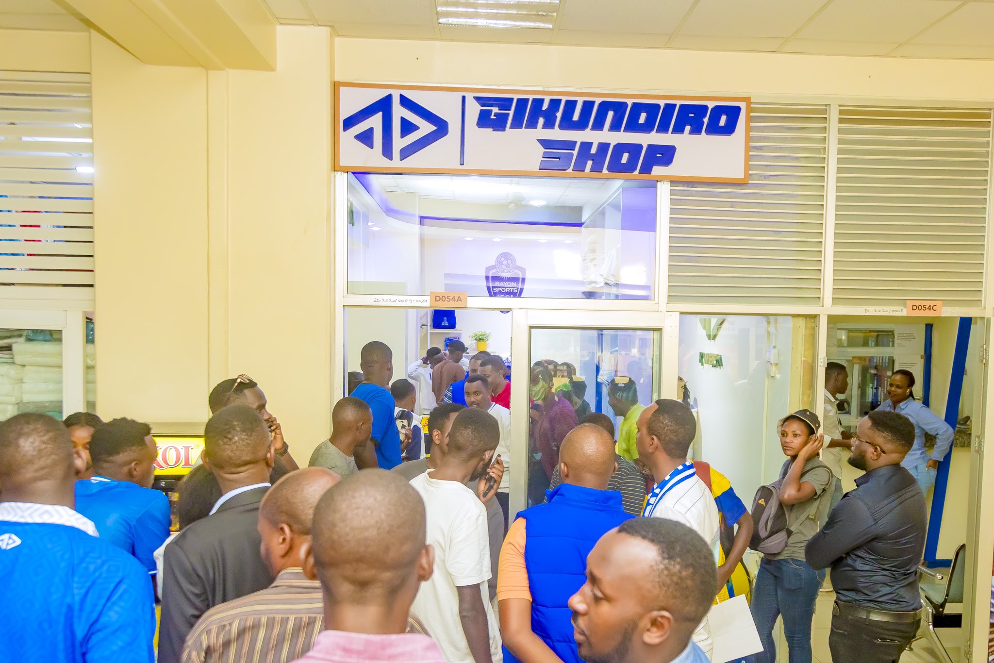 Amafoto – I Kigali hafunguwe iduka ry’imyenda n’ibikoresho by’ikipe ya Rayon Sports ryiswe “Gikundiro Shop”