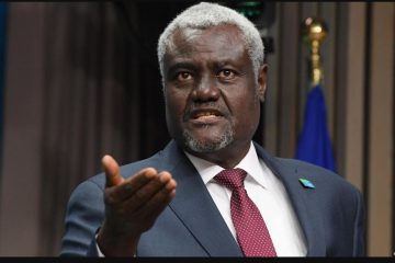 Moussa Faki Mahamat arasaba ibihugu by’ibihangange kureka gukomeza kwivanga mu bibazo by’Abanyafurika ubwabo Moussa Faki Mahamat arasaba ibihugu by’ibihangange kureka gukomeza kwivanga mu bibazo by’Abanyafurika ubwabo