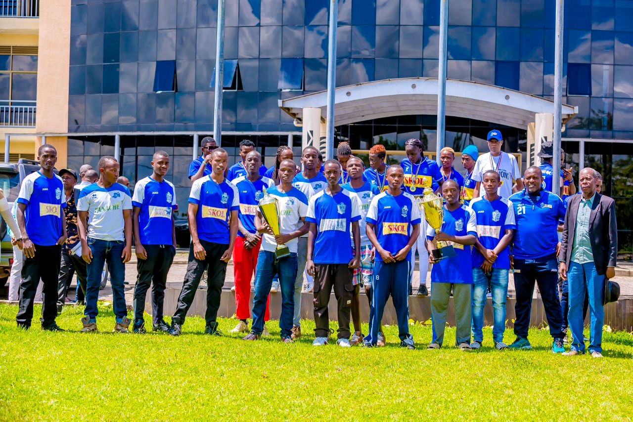 Amafoto – Rayon Sports WFC yasuye ubuyobozi bw’Akarere ka Nyanza, ibumurikira ibikombe bibiri yatwaye mu mwaka w’imikino wa 2023/24