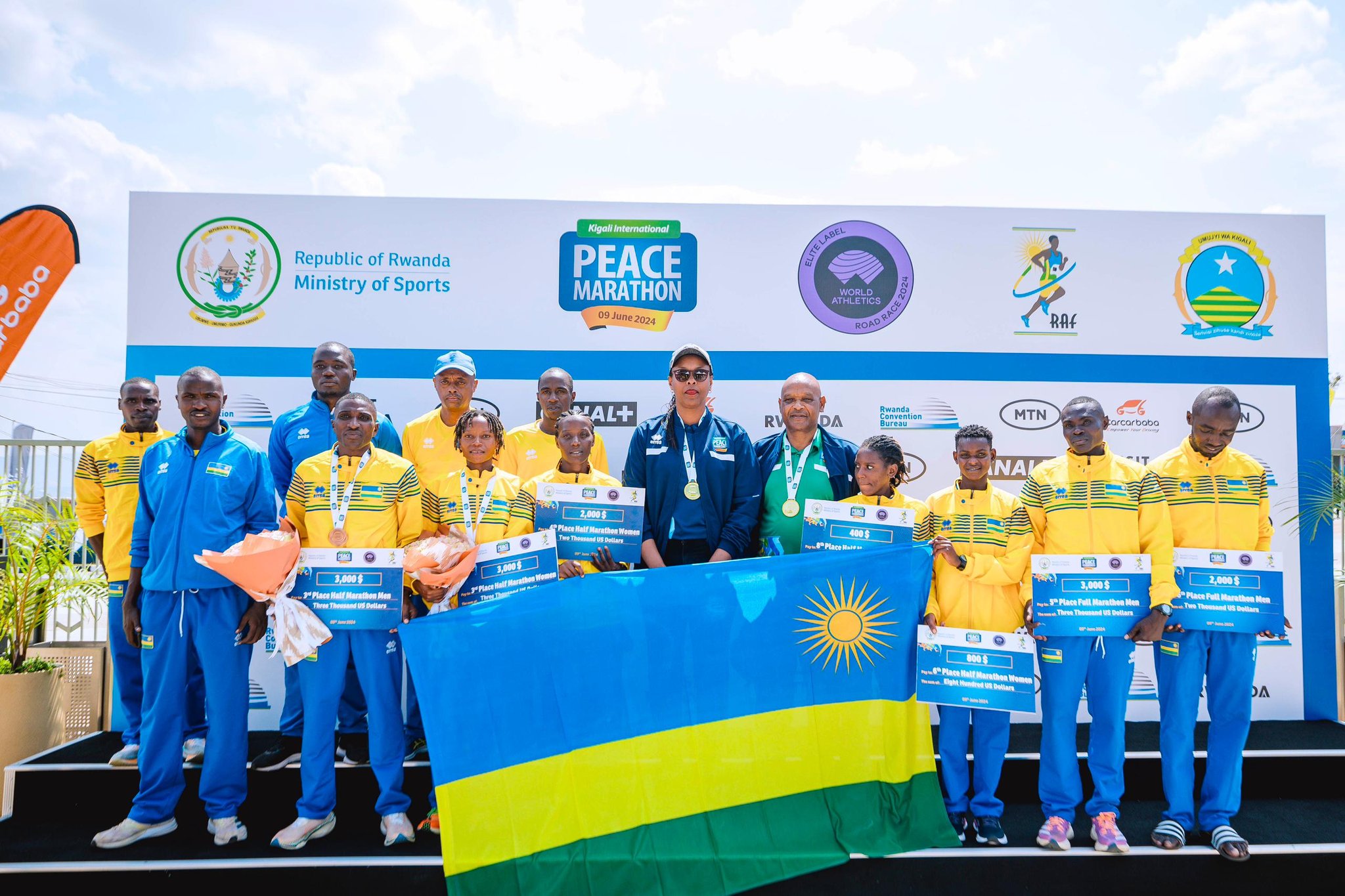 Abanyarwanda mu begukanye imidali muri ’Kigali International Peace Marathon 2024’, Abarimo Minisitiri w’Ubutegetsi bw’Igihugu n’uwa Siporo bakora Run for Fun