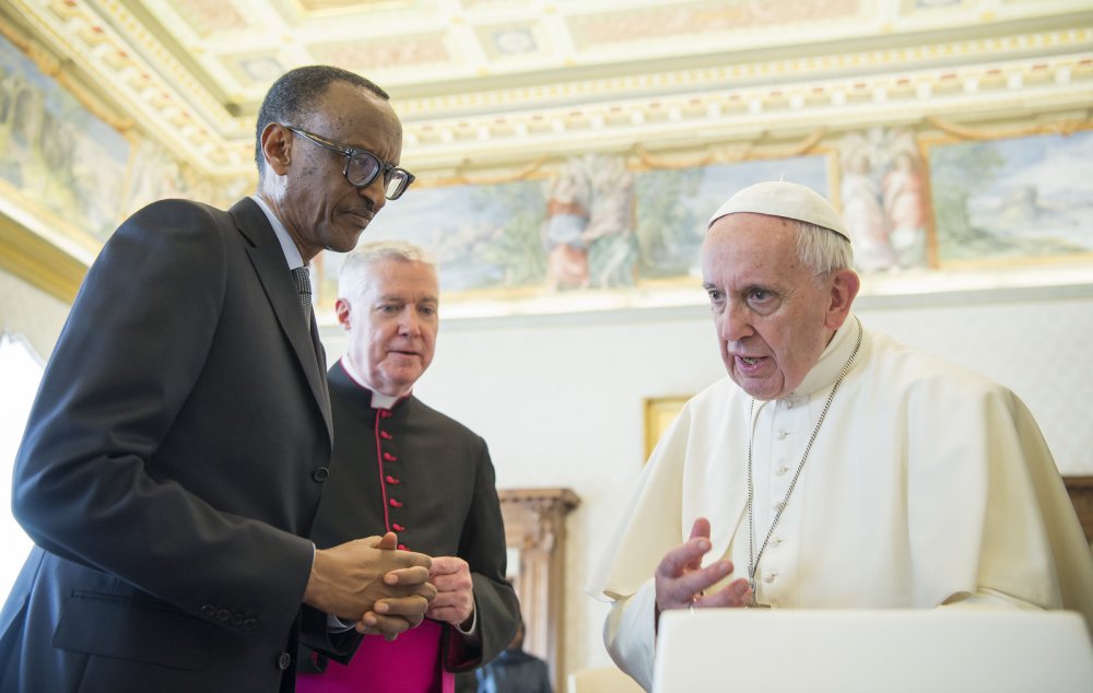Papa Francis yaciye bugufi asaba Imana imbabazi kubera uruhare rwa Kiliziya muri Jenoside yakorewe abatutsi