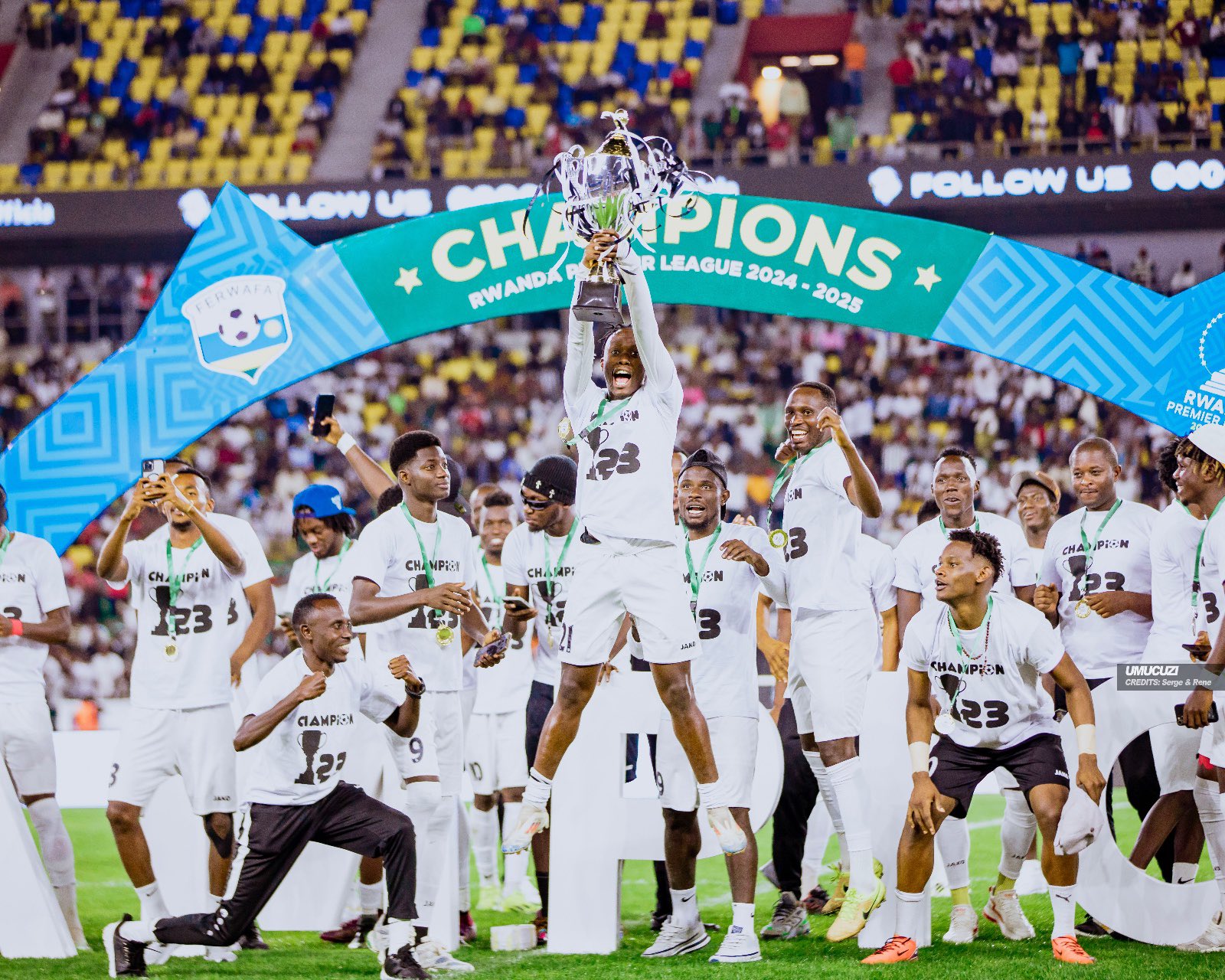 AMAFOTO: APR FC yegukanye igikombe cya shampiyona 2024-2025, kiba igikombe cya 6 itwaye yikurikiranya