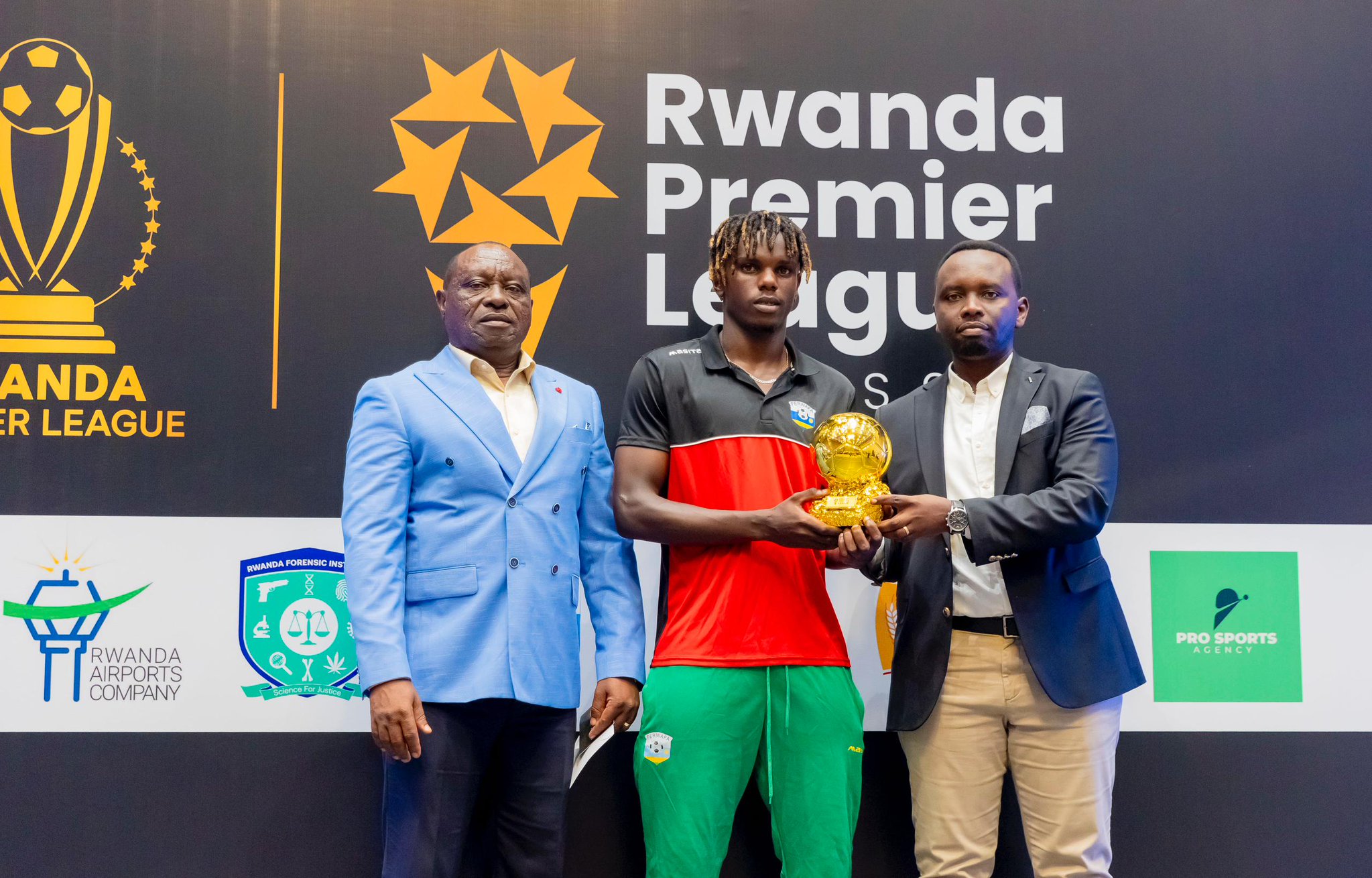 Niyigena Clément wa APR FC n’uwahoze ari umutoza we Darko Novic mu begukanye ibikombe by’abahize abandi muri Rwanda Premier League 2024-2025