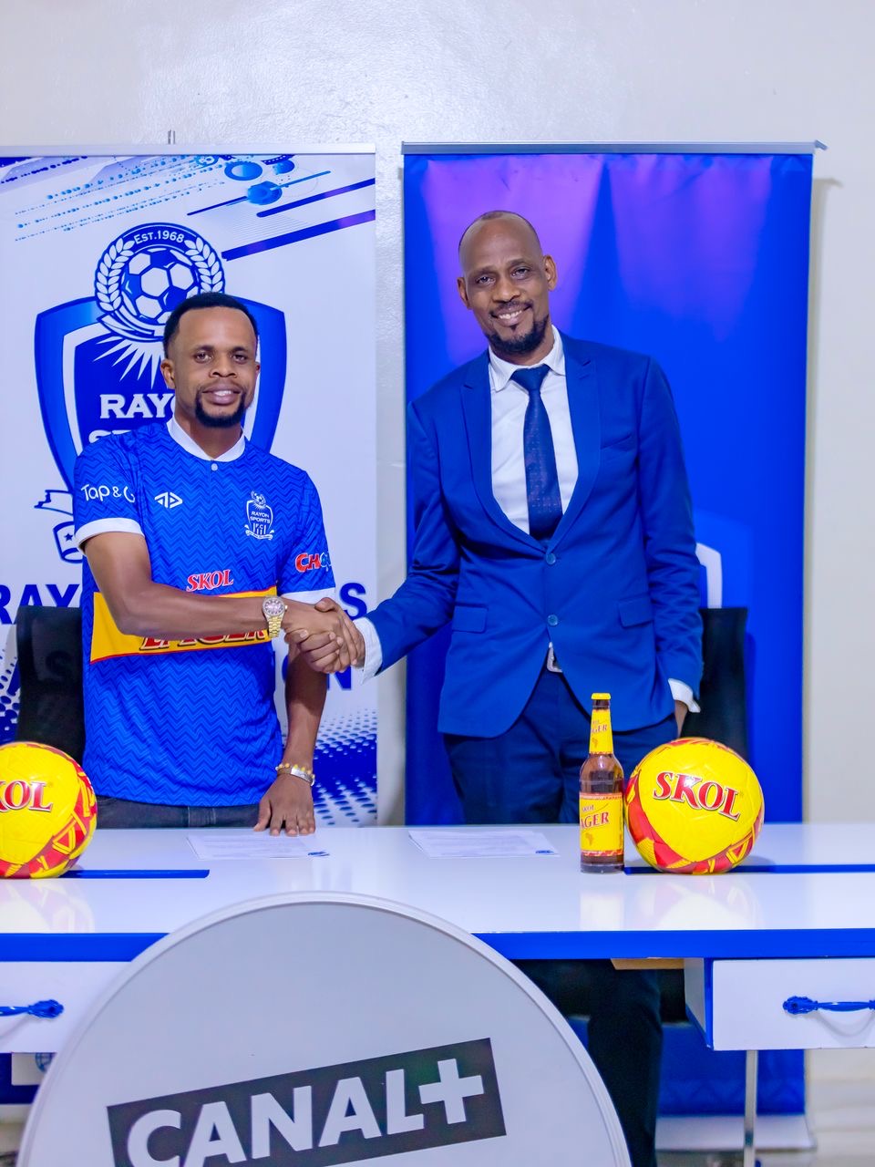 Amafoto: Rayon Sports yasinyishije myugariro w’i Bumoso, Musore Prince wakiniraga Vitalo’O FC y’i Burundi