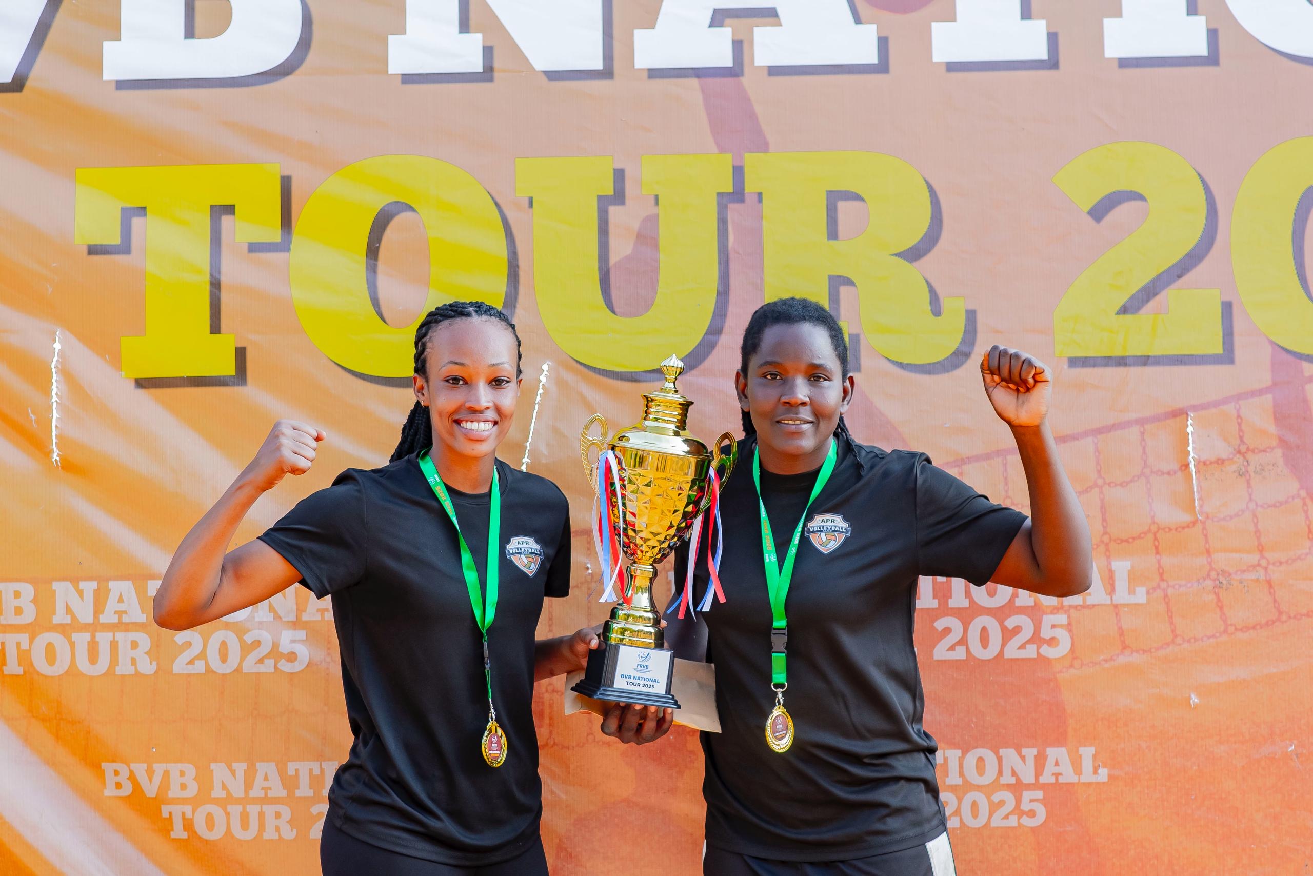 Munezero Valentine afatanyije na Mukandayisenga Benitha begukanye irushanwa rya Beach Volleyball